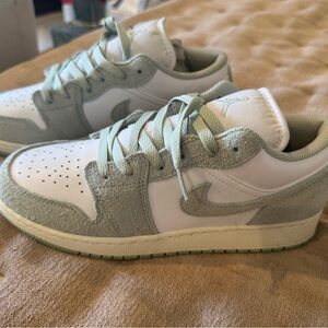 Nike Sneakers in White and Light Green